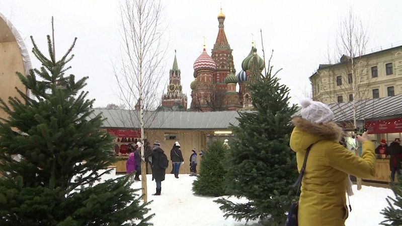 V Moskvě chtějí mít bílé Vánoce. Do ulic sypou umělý sníh